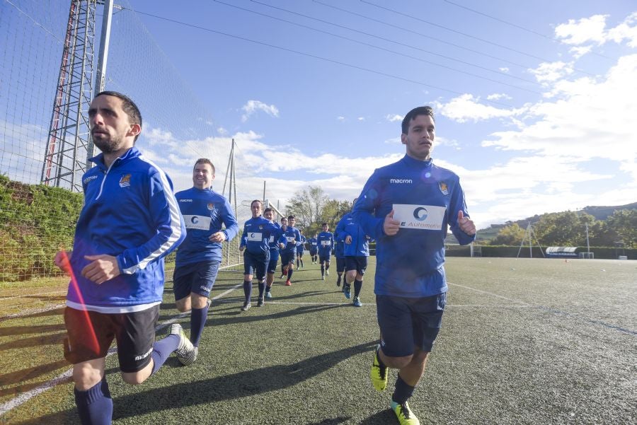 El equipo de la Real de la Liga Genuine lucen la equipación durante los entrenamientos. El buen humor y las ganas también acompañan a los jugadores. 