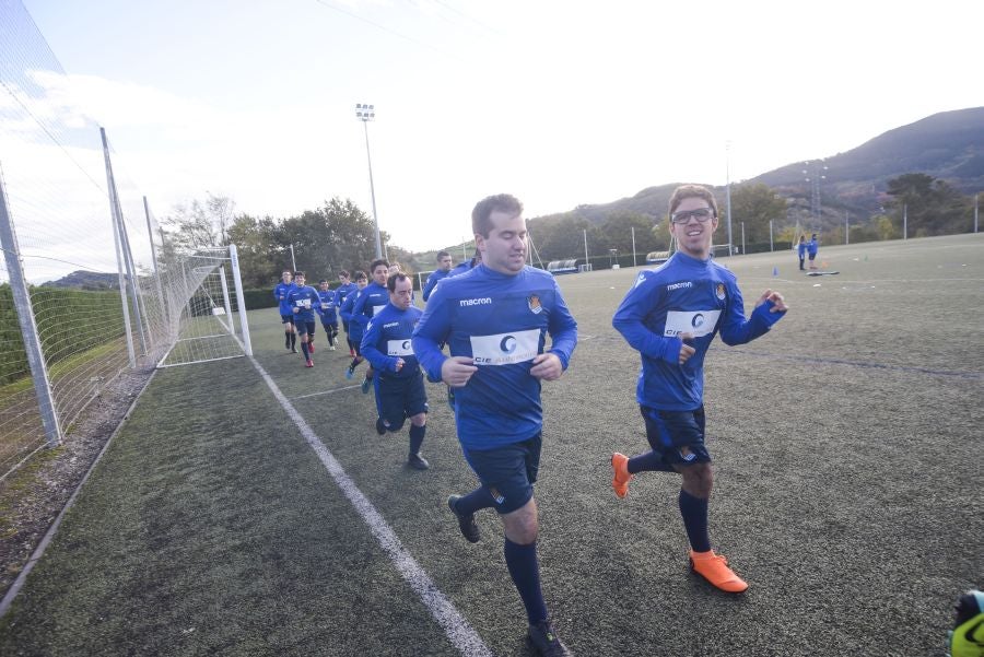 El equipo de la Real de la Liga Genuine lucen la equipación durante los entrenamientos. El buen humor y las ganas también acompañan a los jugadores. 