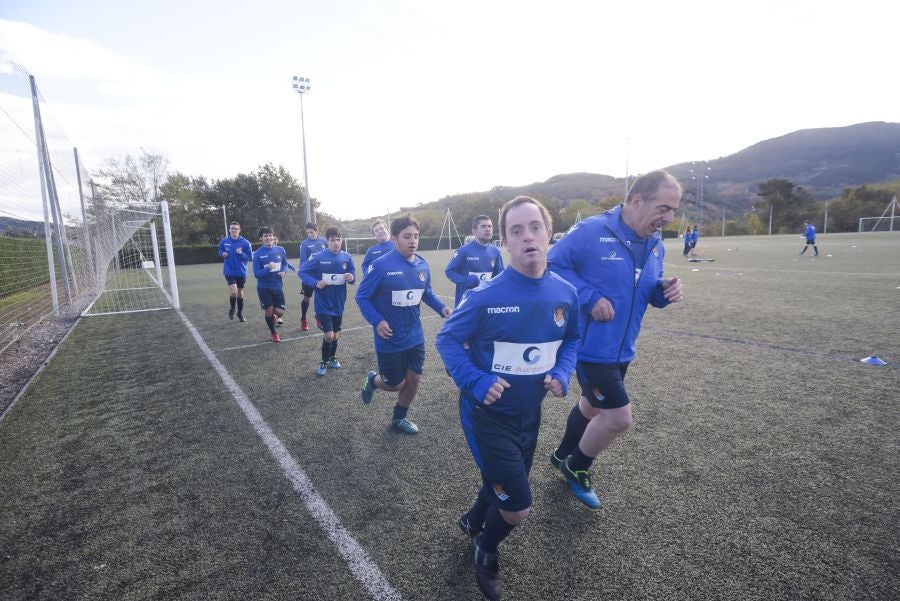 El equipo de la Real de la Liga Genuine lucen la equipación durante los entrenamientos. El buen humor y las ganas también acompañan a los jugadores. 