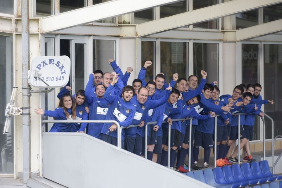 El equipo de la Real de la Liga Genuine lucen la equipación durante los entrenamientos. El buen humor y las ganas también acompañan a los jugadores. 