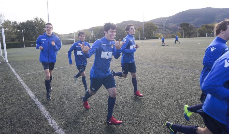 El equipo de la Real de la Liga Genuine lucen la equipación durante los entrenamientos. El buen humor y las ganas también acompañan a los jugadores. 