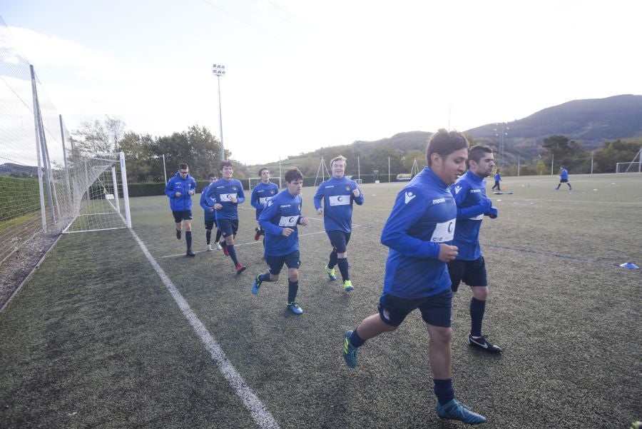 El equipo de la Real de la Liga Genuine lucen la equipación durante los entrenamientos. El buen humor y las ganas también acompañan a los jugadores. 