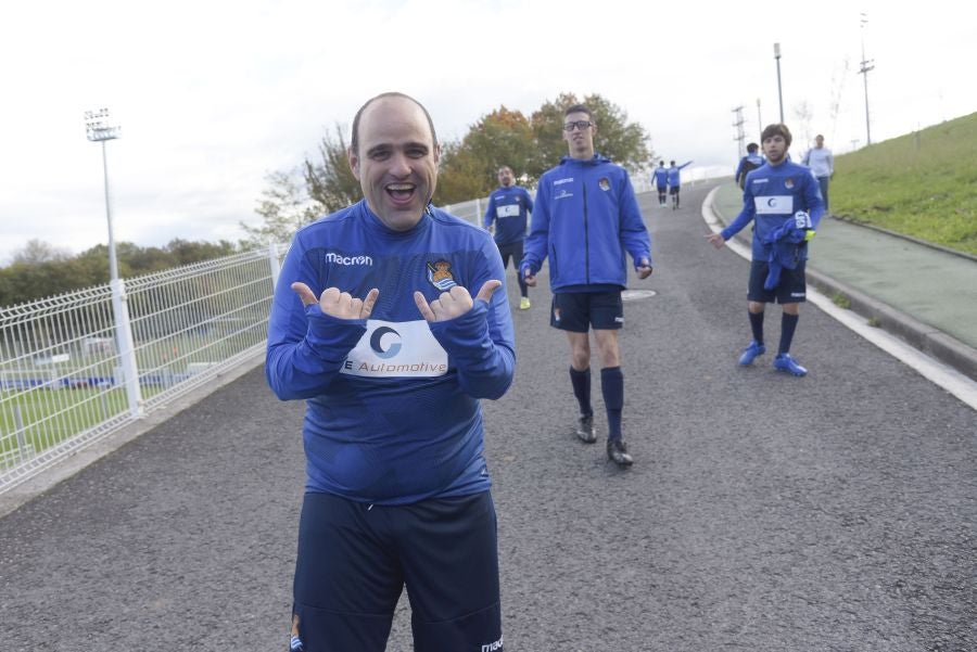 El equipo de la Real de la Liga Genuine lucen la equipación durante los entrenamientos. El buen humor y las ganas también acompañan a los jugadores. 