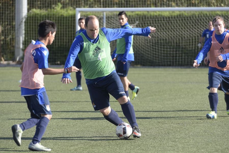 El equipo de la Real de la Liga Genuine lucen la equipación durante los entrenamientos. El buen humor y las ganas también acompañan a los jugadores. 