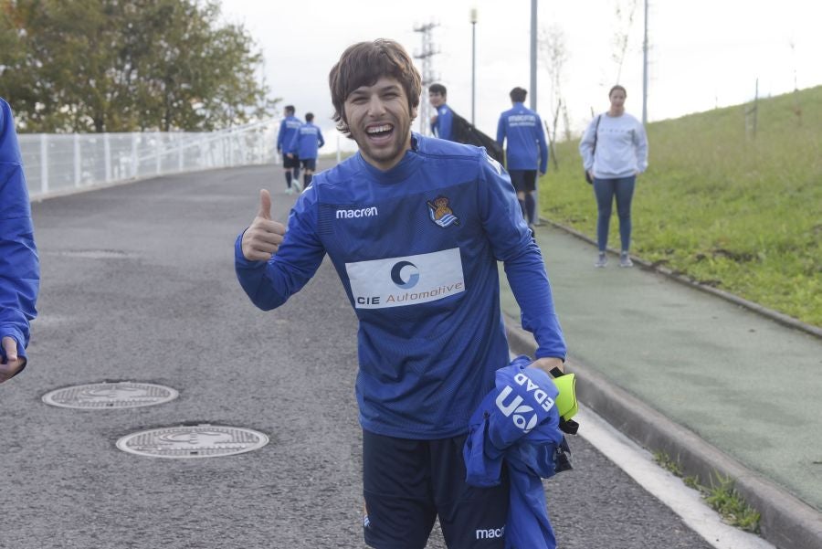 El equipo de la Real de la Liga Genuine lucen la equipación durante los entrenamientos. El buen humor y las ganas también acompañan a los jugadores. 