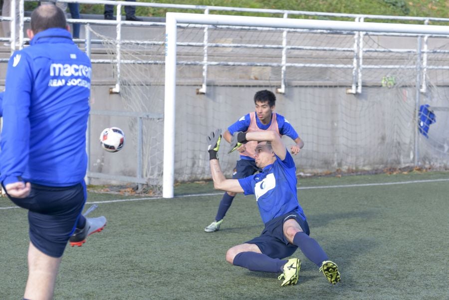 El equipo de la Real de la Liga Genuine lucen la equipación durante los entrenamientos. El buen humor y las ganas también acompañan a los jugadores. 