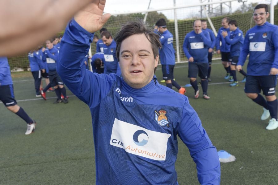El equipo de la Real de la Liga Genuine lucen la equipación durante los entrenamientos. El buen humor y las ganas también acompañan a los jugadores. 