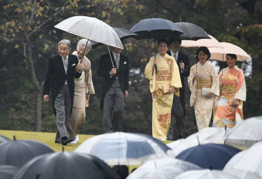 El emperador Akihito de Japón ha sido el anfitrión de su última recepción en el jardín imperal del Palacio Akasaka. El emperador ya ha anunciado su intención de abdicar el año que viene. 