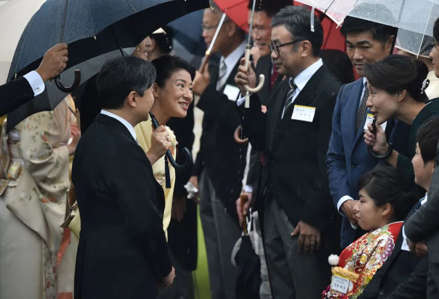 El emperador Akihito de Japón ha sido el anfitrión de su última recepción en el jardín imperal del Palacio Akasaka. El emperador ya ha anunciado su intención de abdicar el año que viene. 