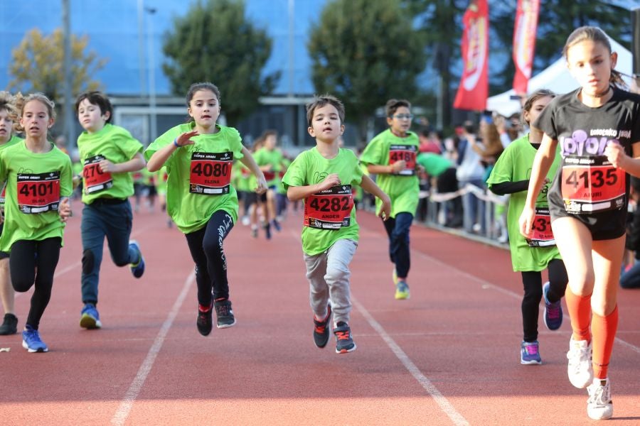 Los más pequeños han sido los protagonistas de este sábado al inaugurar la Behobia Txiki, y batir record de asistencia. 