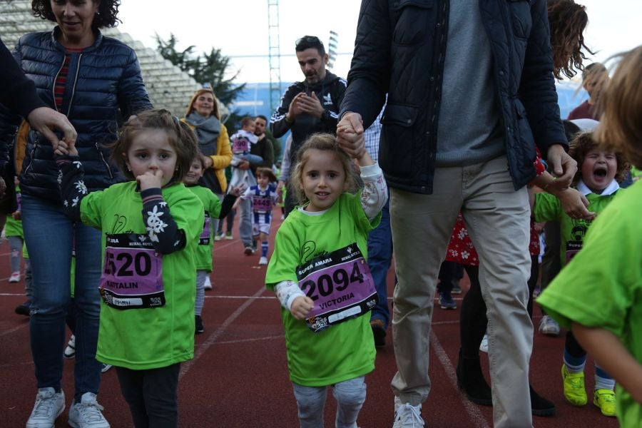 Los más pequeños han sido los protagonistas de este sábado al inaugurar la Behobia Txiki, y batir record de asistencia. 
