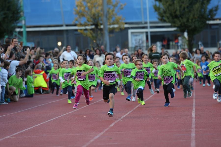 Los más pequeños han sido los protagonistas de este sábado al inaugurar la Behobia Txiki, y batir record de asistencia. 