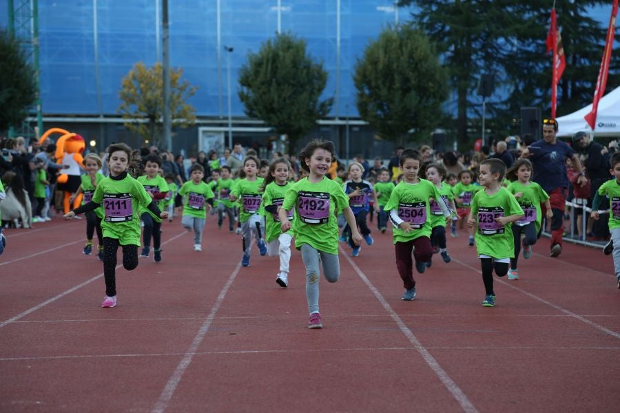 Los más pequeños han sido los protagonistas de este sábado al inaugurar la Behobia Txiki, y batir record de asistencia. 