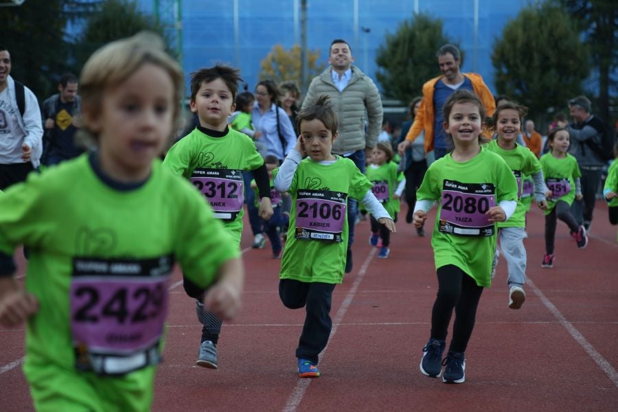 Los más pequeños han sido los protagonistas de este sábado al inaugurar la Behobia Txiki, y batir record de asistencia. 