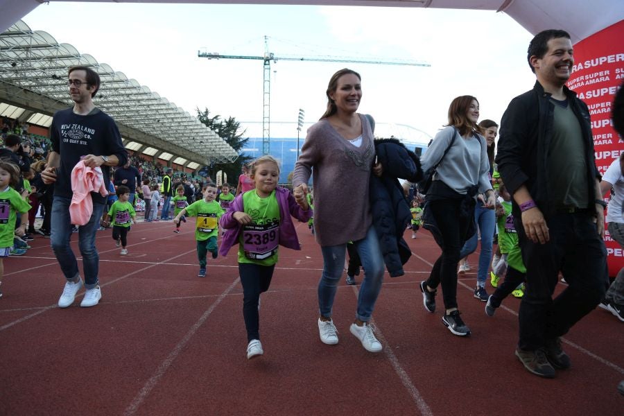 Los más pequeños han sido los protagonistas de este sábado al inaugurar la Behobia Txiki, y batir record de asistencia. 