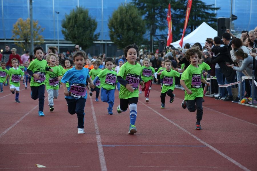 Los más pequeños han sido los protagonistas de este sábado al inaugurar la Behobia Txiki, y batir record de asistencia. 