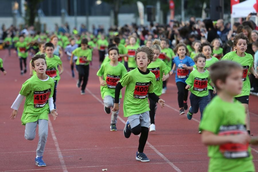Los más pequeños han sido los protagonistas de este sábado al inaugurar la Behobia Txiki, y batir record de asistencia. 
