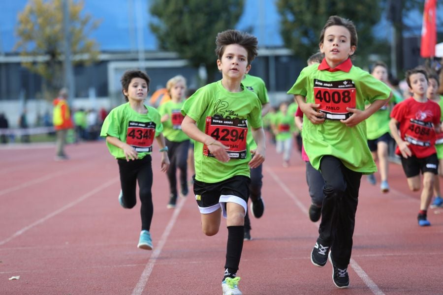 Los más pequeños han sido los protagonistas de este sábado al inaugurar la Behobia Txiki, y batir record de asistencia. 