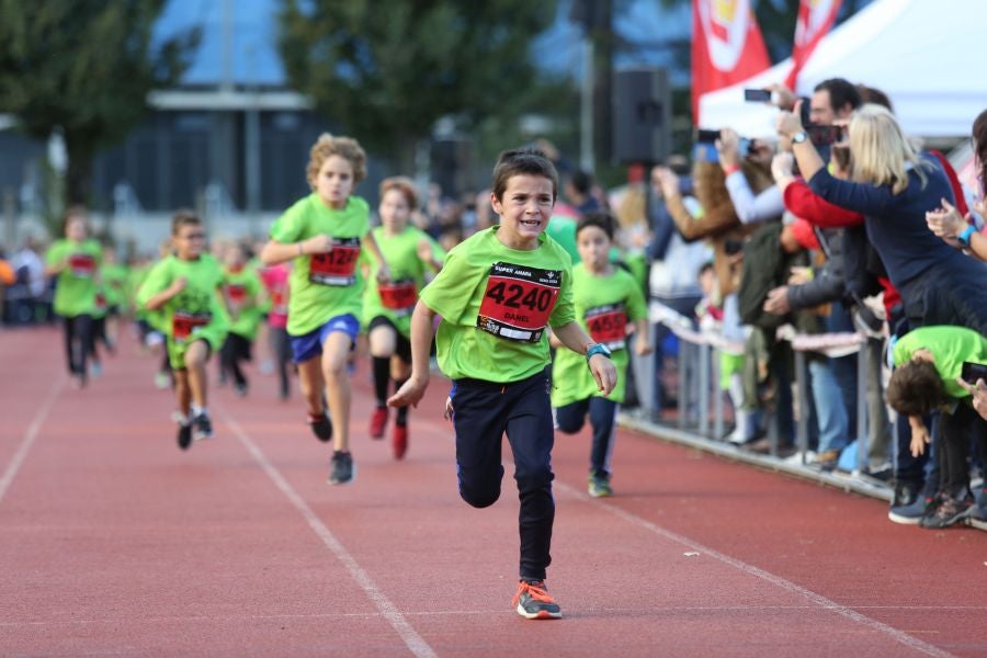 Los más pequeños han sido los protagonistas de este sábado al inaugurar la Behobia Txiki, y batir record de asistencia. 