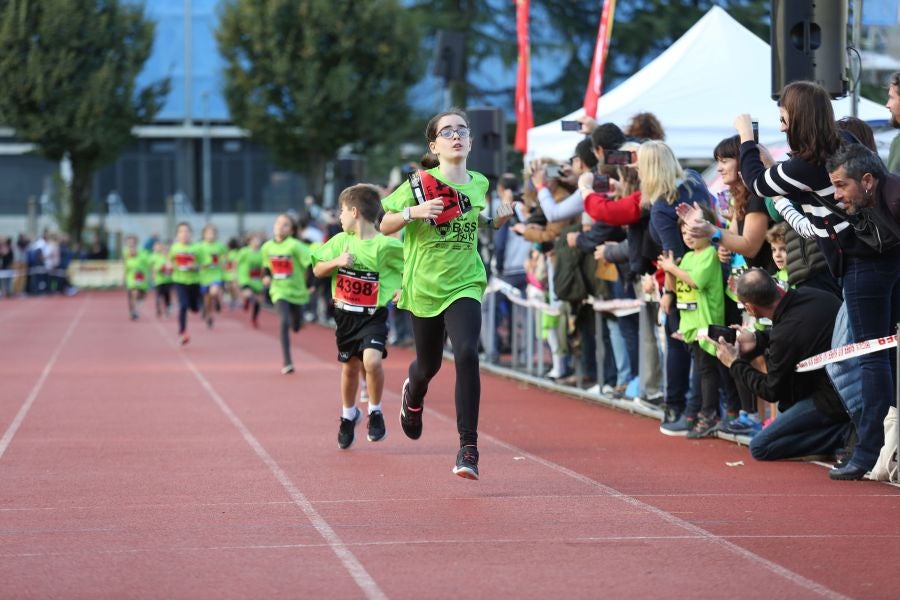 Los más pequeños han sido los protagonistas de este sábado al inaugurar la Behobia Txiki, y batir record de asistencia. 