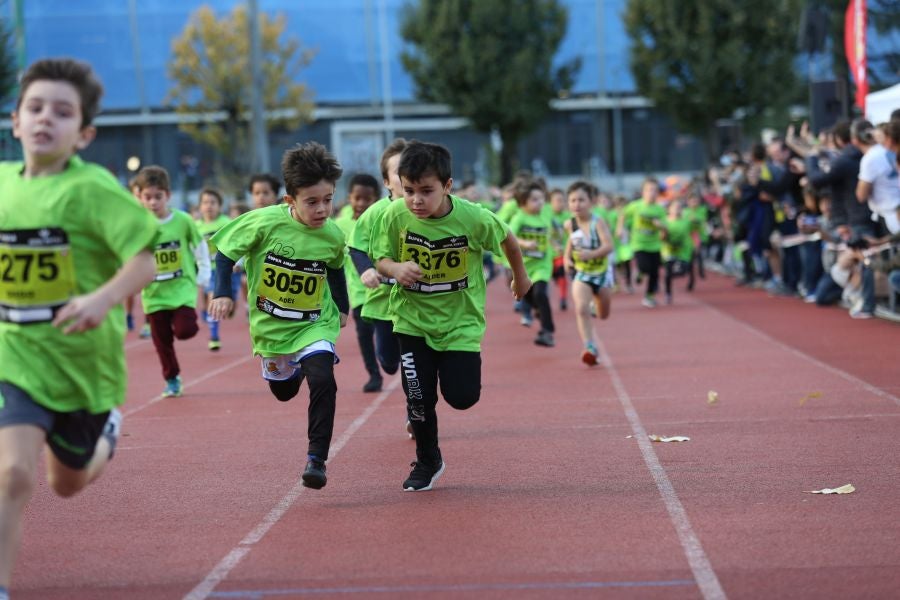 Los más pequeños han sido los protagonistas de este sábado al inaugurar la Behobia Txiki, y batir record de asistencia. 