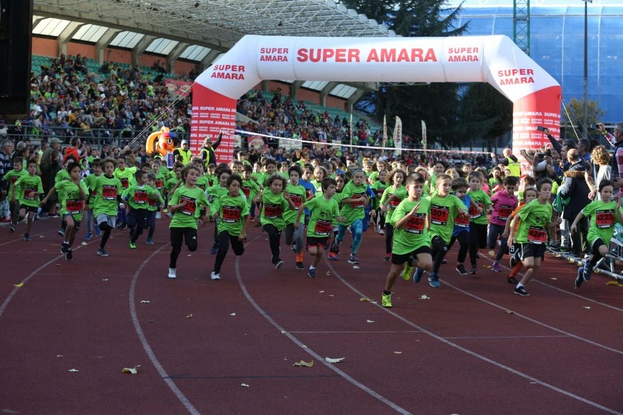Los más pequeños han sido los protagonistas de este sábado al inaugurar la Behobia Txiki, y batir record de asistencia. 
