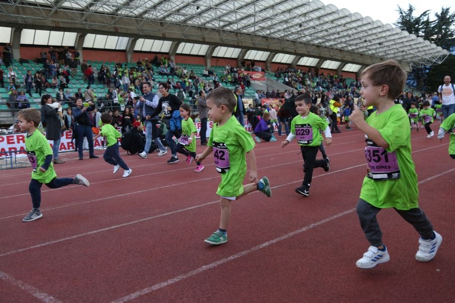 Los más pequeños han sido los protagonistas de este sábado al inaugurar la Behobia Txiki, y batir record de asistencia. 