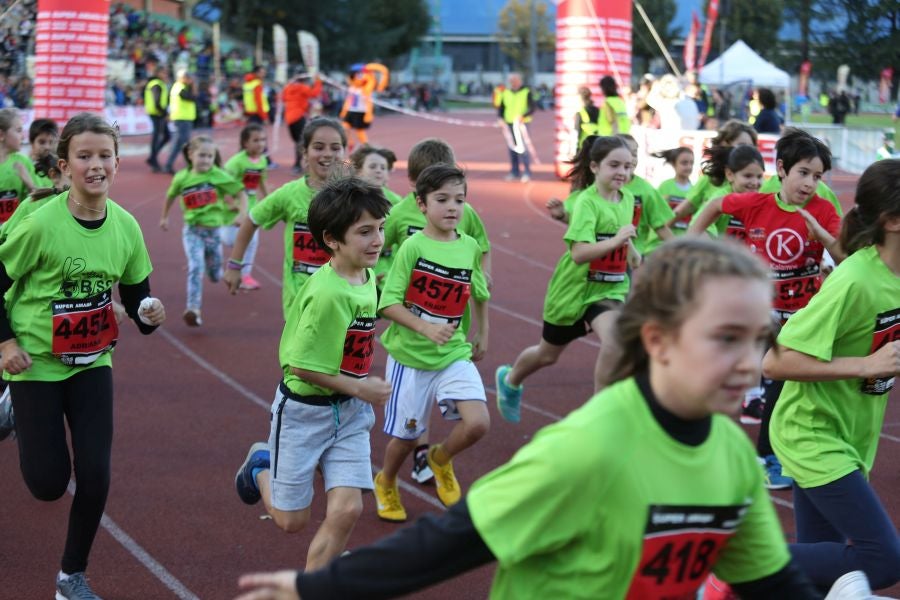 Los más pequeños han sido los protagonistas de este sábado al inaugurar la Behobia Txiki, y batir record de asistencia. 