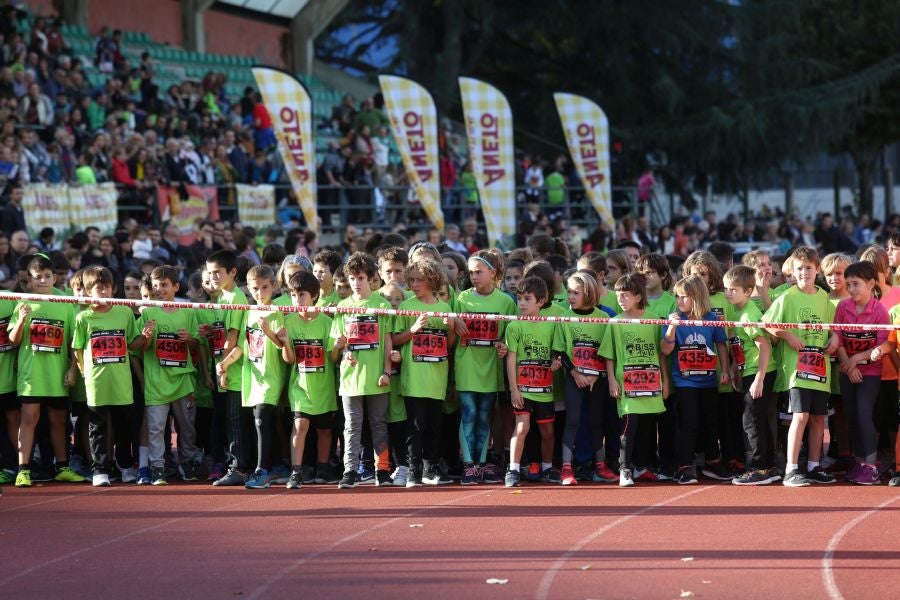 Los más pequeños han sido los protagonistas de este sábado al inaugurar la Behobia Txiki, y batir record de asistencia. 