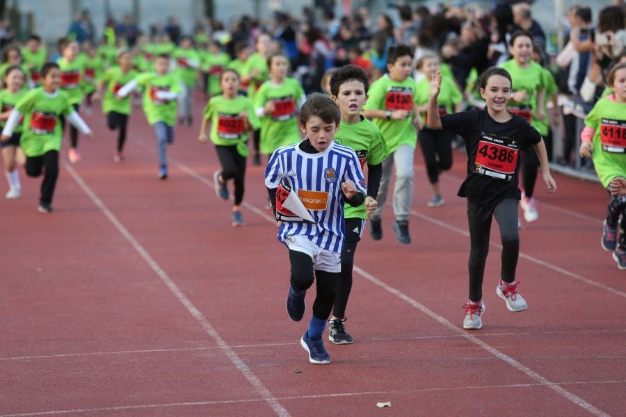 Los más pequeños han sido los protagonistas de este sábado al inaugurar la Behobia Txiki, y batir record de asistencia. 