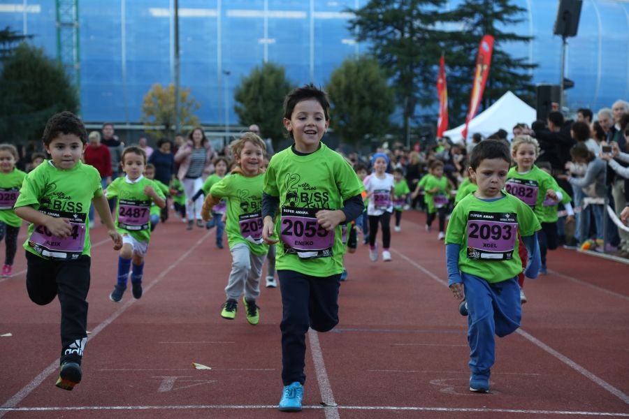 Los más pequeños han sido los protagonistas de este sábado al inaugurar la Behobia Txiki, y batir record de asistencia. 