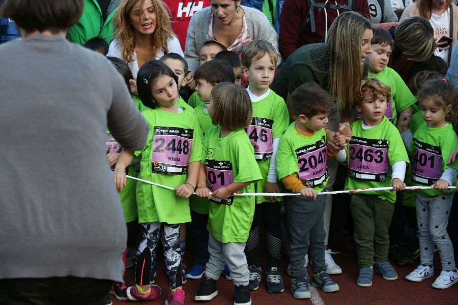 Los más pequeños han sido los protagonistas de este sábado al inaugurar la Behobia Txiki, y batir record de asistencia. 