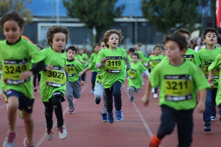 Los más pequeños han sido los protagonistas de este sábado al inaugurar la Behobia Txiki, y batir record de asistencia. 