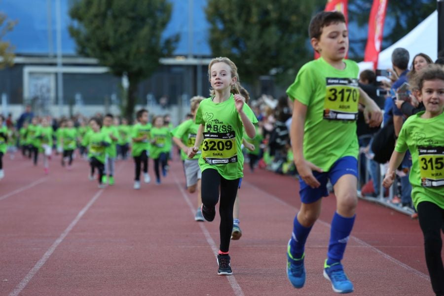 Los más pequeños han sido los protagonistas de este sábado al inaugurar la Behobia Txiki, y batir record de asistencia. 