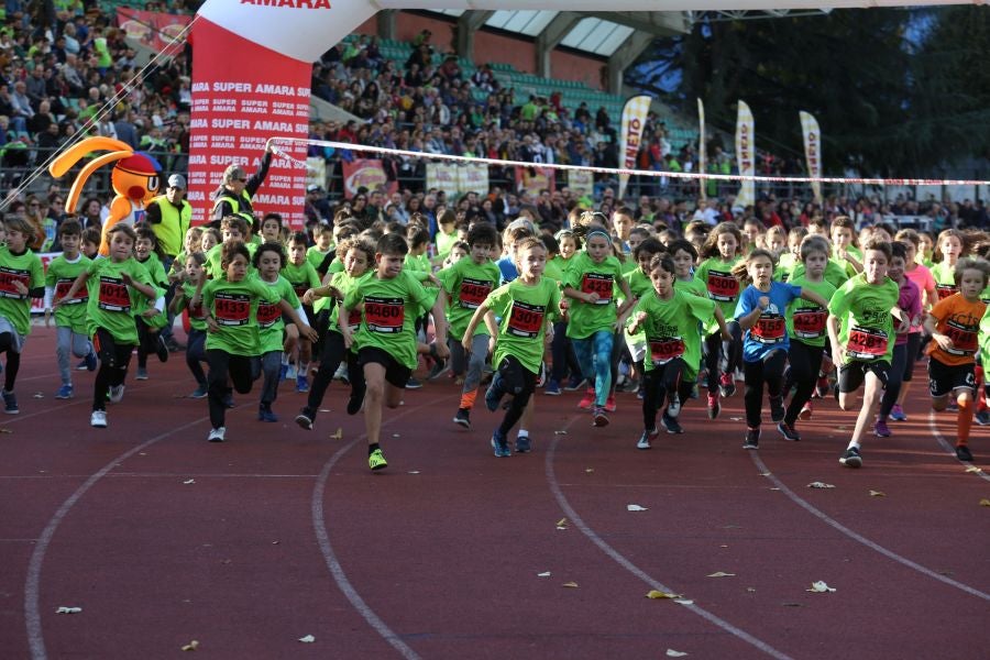 Los más pequeños han sido los protagonistas de este sábado al inaugurar la Behobia Txiki, y batir record de asistencia. 