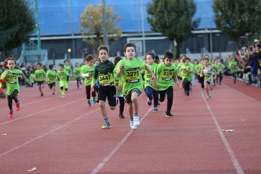 Los más pequeños han sido los protagonistas de este sábado al inaugurar la Behobia Txiki, y batir record de asistencia. 