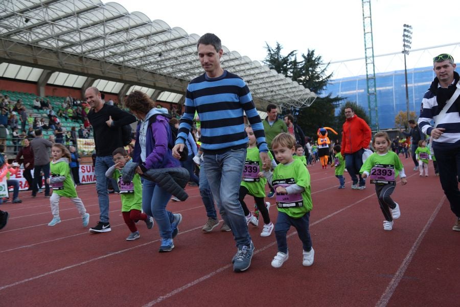 Los más pequeños han sido los protagonistas de este sábado al inaugurar la Behobia Txiki, y batir record de asistencia. 