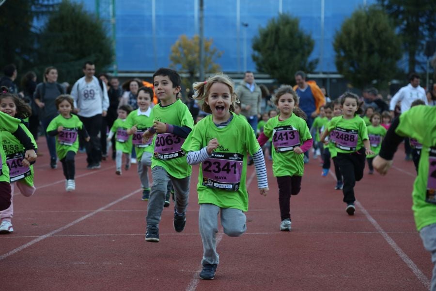 Los más pequeños han sido los protagonistas de este sábado al inaugurar la Behobia Txiki, y batir record de asistencia. 
