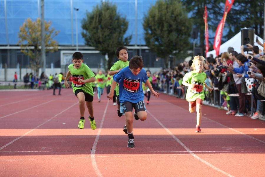 Los más pequeños han sido los protagonistas de este sábado al inaugurar la Behobia Txiki, y batir record de asistencia. 