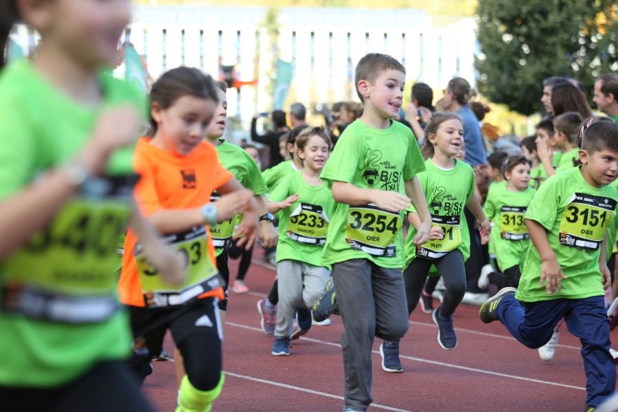 Los más pequeños han sido los protagonistas de este sábado al inaugurar la Behobia Txiki, y batir record de asistencia. 