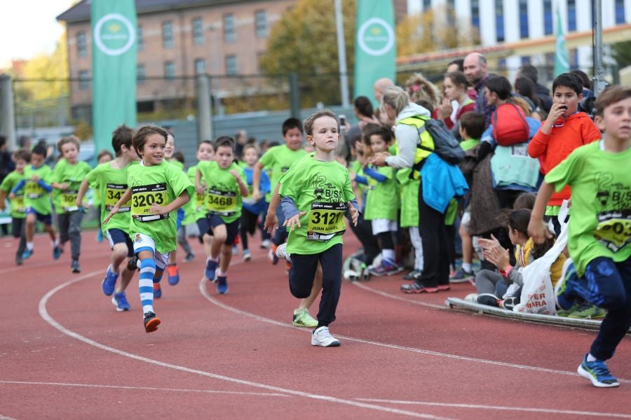 Los más pequeños han sido los protagonistas de este sábado al inaugurar la Behobia Txiki, y batir record de asistencia. 