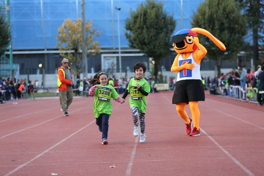 Los más pequeños han sido los protagonistas de este sábado al inaugurar la Behobia Txiki, y batir record de asistencia. 