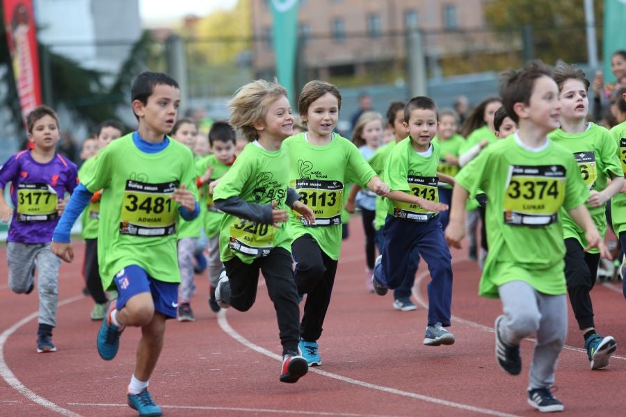 Los más pequeños han sido los protagonistas de este sábado al inaugurar la Behobia Txiki, y batir record de asistencia. 