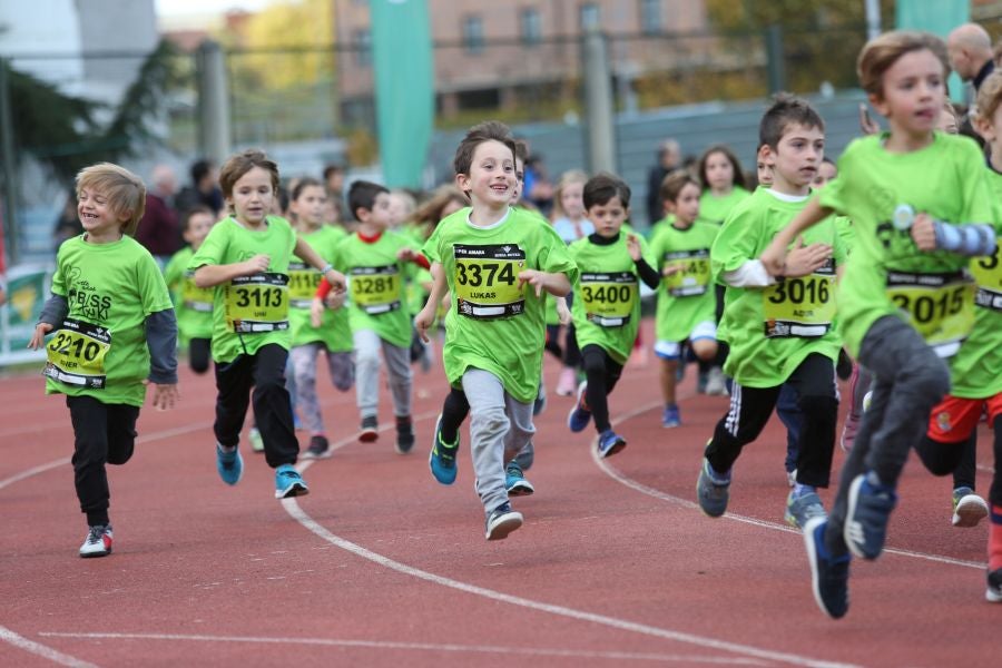 Los más pequeños han sido los protagonistas de este sábado al inaugurar la Behobia Txiki, y batir record de asistencia. 