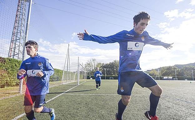 Jugadores de Atzegi y de la Real Sociedad entrenando en Zubieta. 