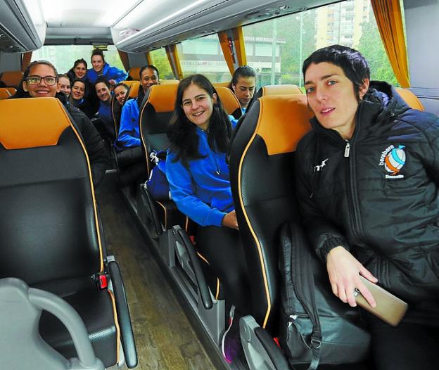 La plantilla del Bera Bera, en el autobús rumbo a a Hungría. 