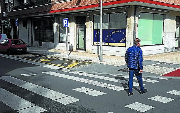 Plaza de estacionamiento en la que la mujer aparcó el coche con el bebé dentro. 