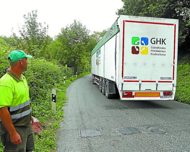 Un camión de Gipuzkoako Hondakinen Kudeaketa (GHK) parte de San Markos hacia Zabalgarbi.