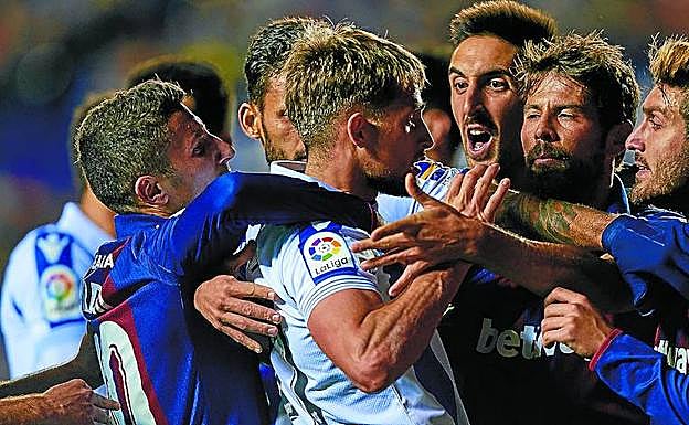 Carácter. Varios jugadores del Levante se encaran con Januzaj recriminándole que se había dejado caer en el área.