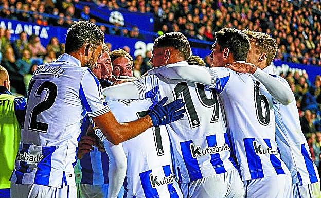 Los jugadores de la Real celebran el gol de Juanmi.